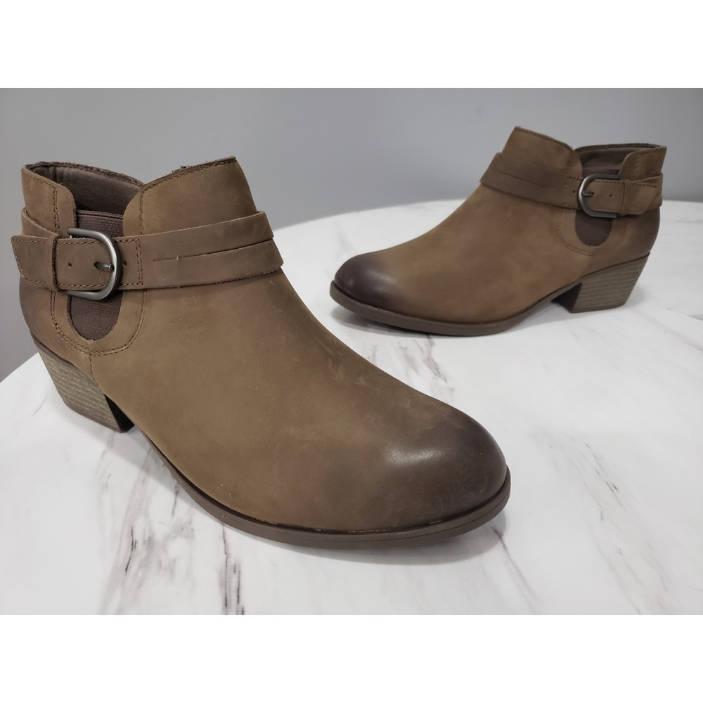 NEW NO BOX 9 WIDE CLARKS Charlten Rae Boot 26179574 Mushroom Oily LEATHER bootie